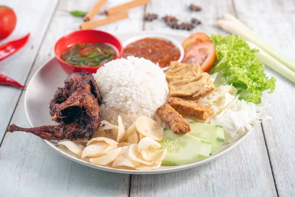 Nasi Lemak Kukus Przepiórczym Mięsem Popularna Tradycyjna Malezyjska Kuchnia Lokalna — Zdjęcie stockowe
