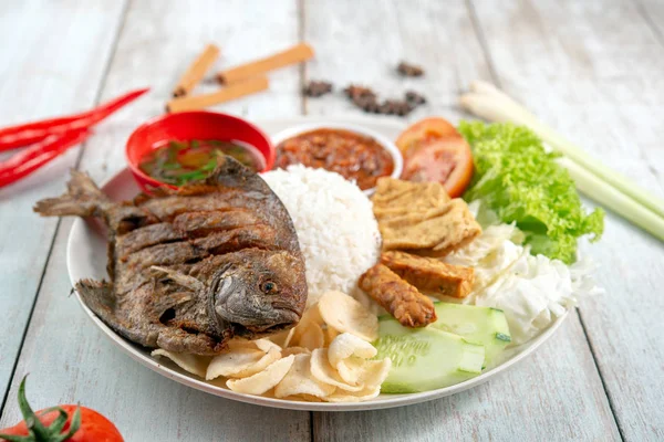 Fried Pomfret Fish Rice Popular Traditional Malay Indonesian Local Food — Stock Photo, Image