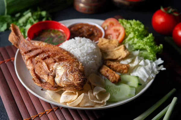 Peixe Tilápia Frita Arroz Comida Popular Tradicional Malaia Indonésia Local — Fotografia de Stock