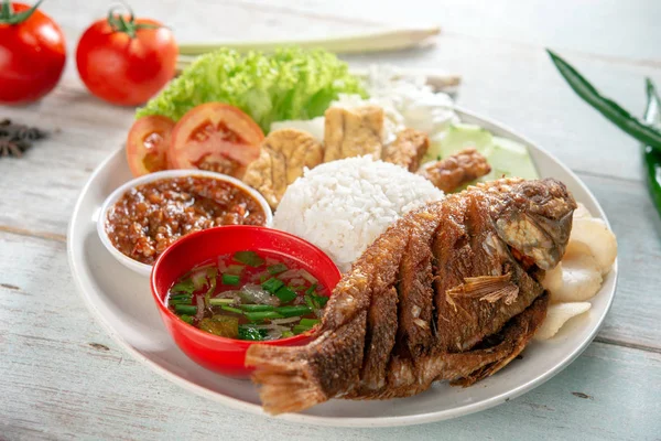 Τηγανητά Ψάρια Τιλάπια Και Ρύζι Δημοφιλή Παραδοσιακά Μαλαισίας Ινδονησίας Τοπικό — Φωτογραφία Αρχείου