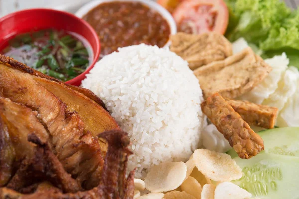 Nasi Lemak Kukus Dengan Ayam Goreng Makanan Lokal Malaysia Yang — Stok Foto