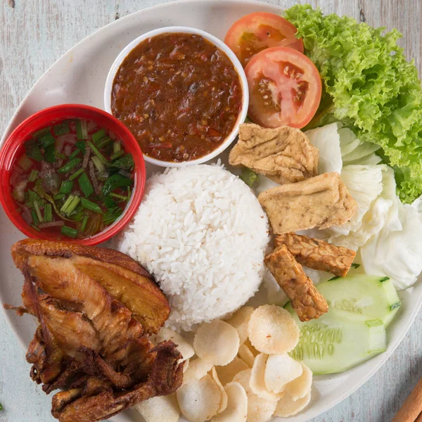 Nasi Lemak Kukus Mit Gebratenem Huhn Traditionelle Malaysische Spezialität Flache — Stockfoto