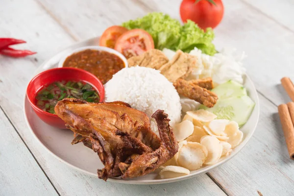Nasi Lemak Kukus Mit Gebratenem Huhn Traditionelle Malaysische Gerichte — Stockfoto