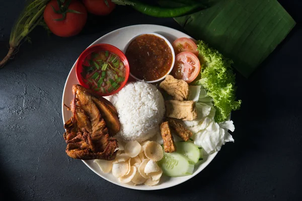 Nasi Lemak Kukus Dengan Ayam Goreng Makanan Lokal Malaysia Tradisional — Stok Foto