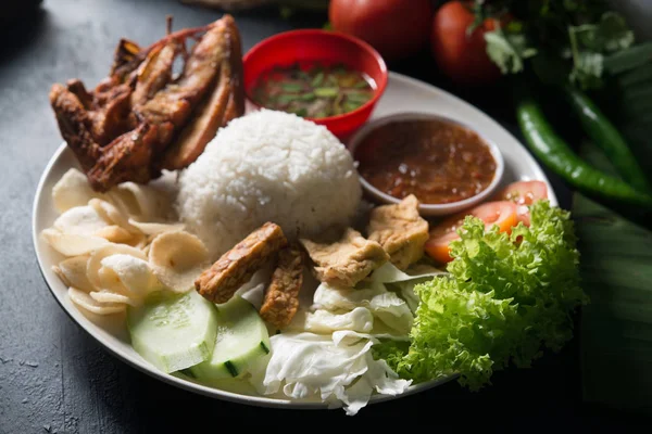 닭고기를 곁들인 나이레 말레이시아의 — 스톡 사진