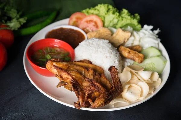 Kızarmış Tavuklu Nasi Lemak Kukus Popüler Geleneksel Malezya Yerel Yemekleri — Stok fotoğraf