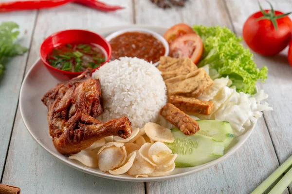 Nasi Lemak Kukus Dengan Stik Drum Goreng Makanan Lokal Malaysia — Stok Foto