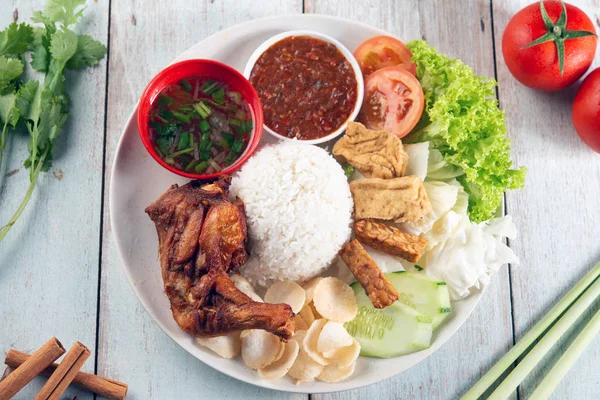 Nasi Lemak Kukus Dengan Stik Drum Goreng Makanan Lokal Malaysia — Stok Foto
