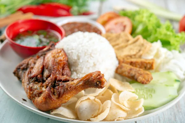 Nasi Lemak Kukus Met Gebakken Drumstick Populaire Traditionele Maleisische Lokale — Stockfoto