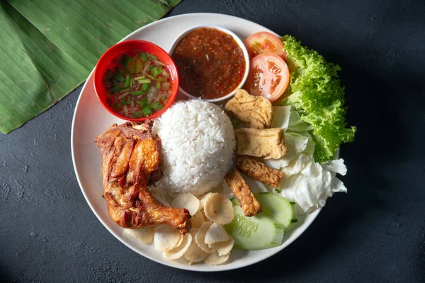 揚げドラムスティック 人気のある伝統的なマレーシアの地元料理とナシレマククス フラットはオーバーヘッドビューを上に置く — ストック写真