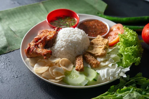 Nasi Lemak Kukus Med Stekt Trumpinne Populär Traditionell Malaysisk Lokal — Stockfoto