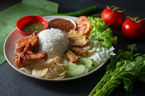 Nasi Lemak Kukus Τηγανητό Μπούτι Δημοφιλές Παραδοσιακό Μαλαισιανό Τοπικό Φαγητό — Φωτογραφία Αρχείου