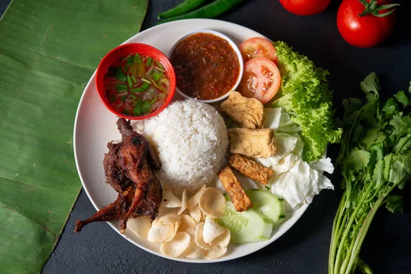 Nasi Lemak Kukus与鹌鹑肉 马来西亚传统的当地食物 平躺在头顶上俯瞰 — 图库照片