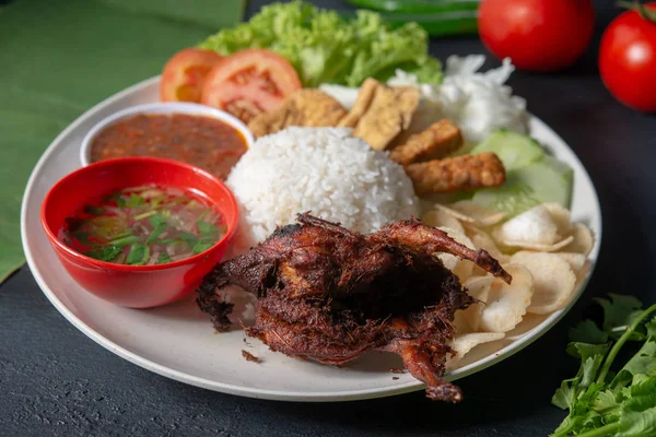 Nasi Lemak Kuku Con Carne Quaglia Popolare Cibo Tradizionale Malese — Foto Stock