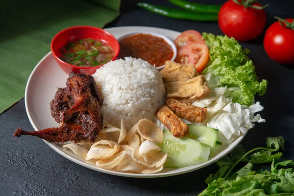Nasi Lemak Kukus Mit Wachtelfleisch Traditionelle Malaysische Küche — Stockfoto