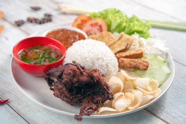 Nasi Lemak Kukus Dengan Daging Burung Puyuh Makanan Lokal Tradisional — Stok Foto