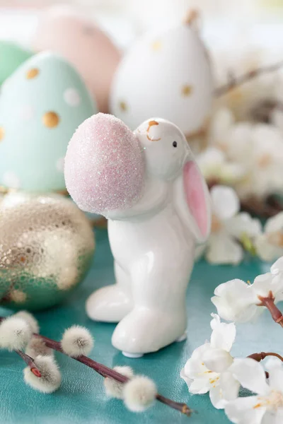 可爱的兔子拿着复活节彩蛋和春花 — 图库照片