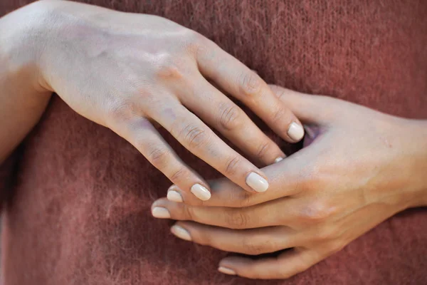 Krásné Ženské Ruce Francouzskou Manikúrou Nehty Svetr Pozadí — Stock fotografie