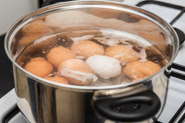 Приготовление Яиц Кипящей Воде Сковороде — стоковое фото