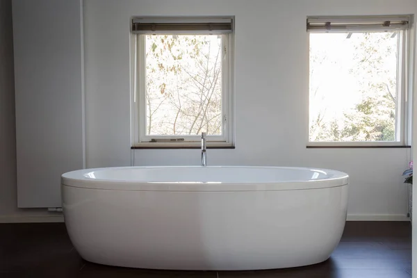 Bañera Blanca Independiente Baño Moderno Diseñado Diseño Moderno —  Fotos de Stock