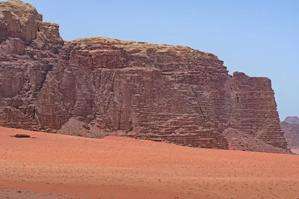 Dramatic Rocks Rising Out Desert Sands Wadi Rum Jordânia — Fotografia de Stock
