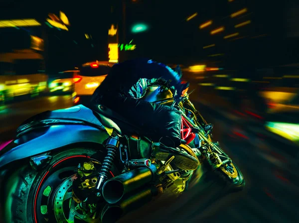 Motosikletli Canlı Gece Şehrinde Helikoptere Biniyor — Stok fotoğraf