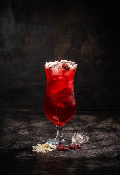 Cocktail Fragole Fresche Cocktail Estivo Fresco Con Sciroppo Fragole Cubetti — Foto Stock