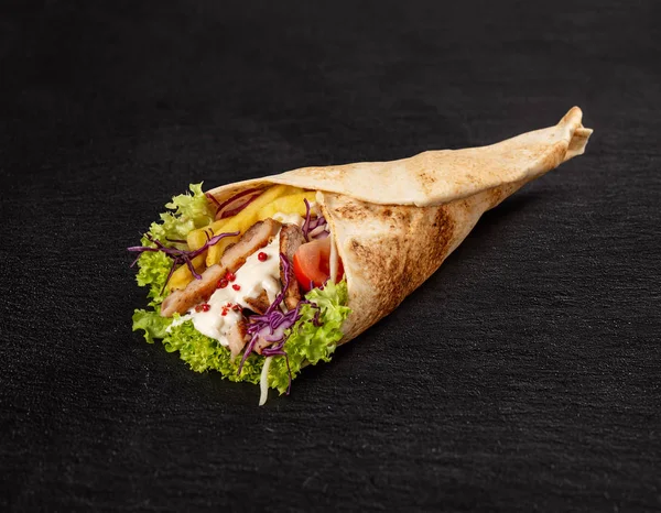Tortilla Wrap Met Gebakken Kippenvlees Frites Sla Zwarte Achtergrond — Stockfoto