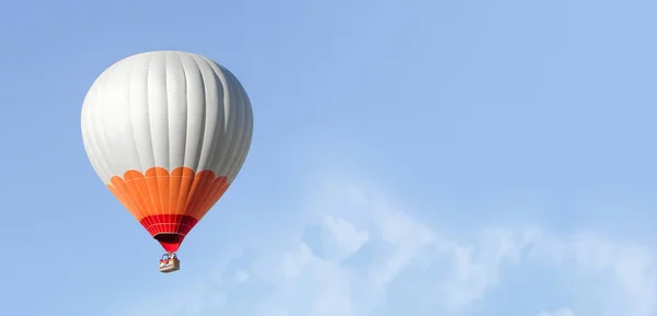 Полет Воздушного Шара Облачном Небе — стоковое фото