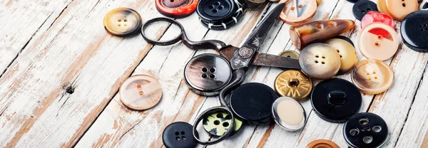 Garnspulen Und Grundlegende Nähwerkzeuge Auf Hölzernem Tisch Nähen Kit Long — Stockfoto