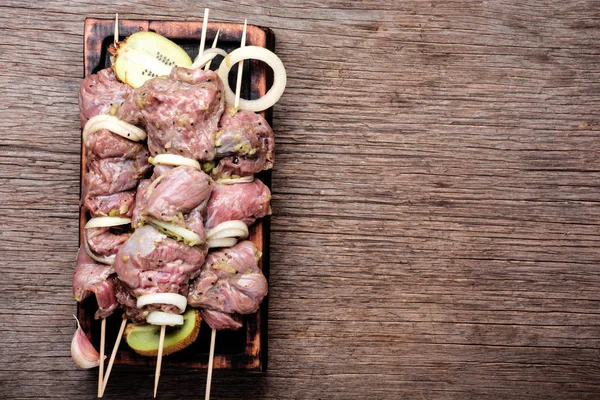 Het Maken Van Kebab Rauw Vlees Spiesen Verouderde Houten Achtergrond — Stockfoto