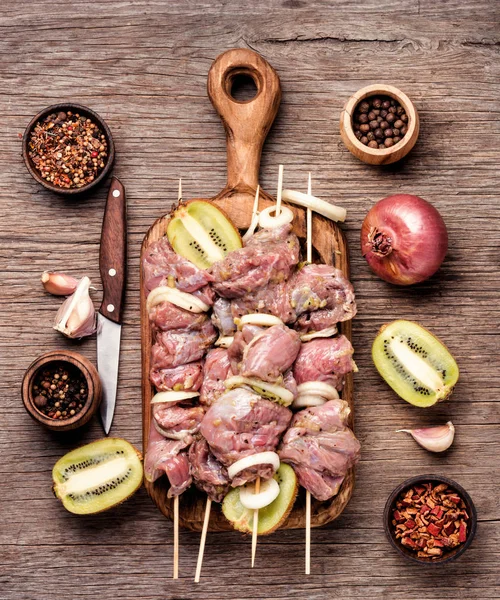 Het Maken Van Kebab Rauw Vlees Spiesen Verouderde Houten Achtergrond — Stockfoto