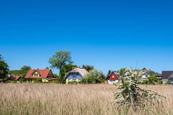 Gebäude Bäume Und Blauer Himmel Wieck Deutschland — Stockfoto