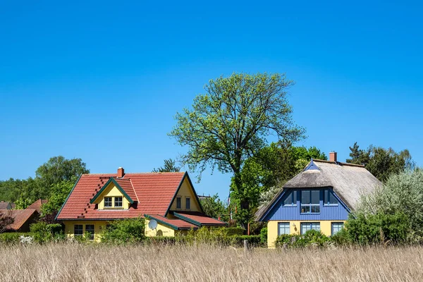 Gebäude Bäume Und Blauer Himmel Wieck Deutschland — Stockfoto