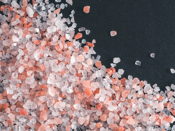 喜马拉雅粉红色的盐在水晶在黑色石头背景 复制空间 — 图库照片