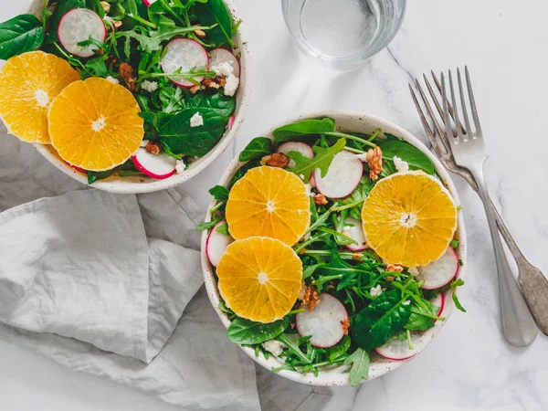 Ensaladera Vegana Con Naranjas Espinacas Rúcula Rábano Nuez Vista Superior —  Fotos de Stock