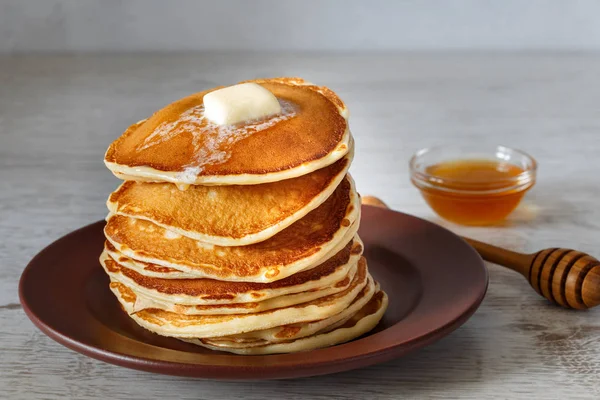 Tumpukan Pancake Piring Atas Meja Latar Belakang Cahaya — Stok Foto