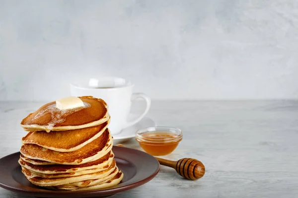 Tumpukan Pancake Piring Atas Meja Latar Belakang Cahaya — Stok Foto