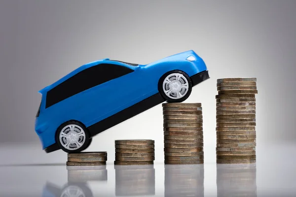 Yükselen Altın Paraların Üzerinde Mavi Bir Arabanın Yakın Çekimi — Stok fotoğraf