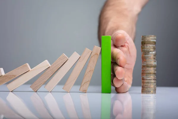 Human Finger Stoppa Dominos Från Att Falla Med Staplade Mynt — Stockfoto