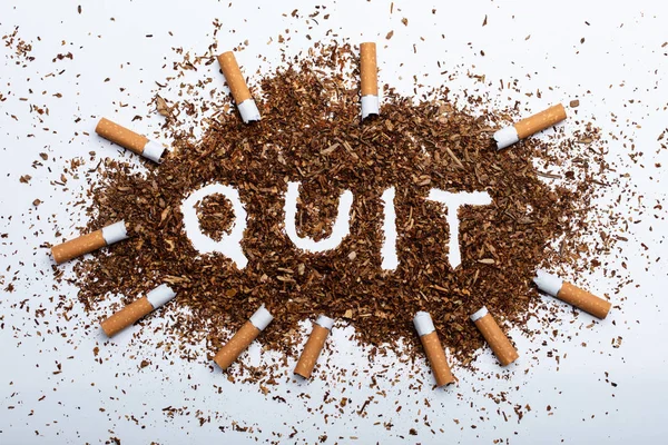 Een Verhoogde Uitzicht Badrand Met Gebroken Sigaretten Rond Quit Word — Stockfoto