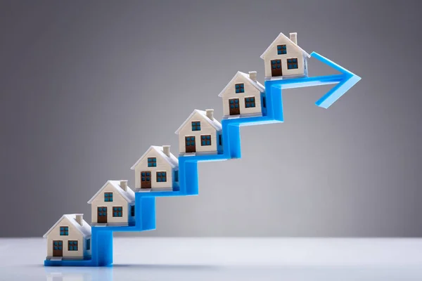 Pequeña Casa Modelo Creciente Escalera Flecha Azul Sobre Escritorio Blanco — Foto de Stock