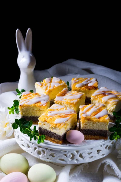 Вкусный Торт Пасхального Мака Белой Глазурью — стоковое фото