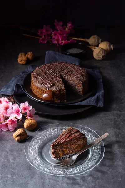 Pastel Semillas Amapola Jugosa Con Manzanas Glaseado Chocolate — Foto de Stock