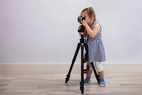 Piccola Ragazza Innocente Piedi Sul Pavimento Scattando Foto Con Fotocamera — Foto Stock