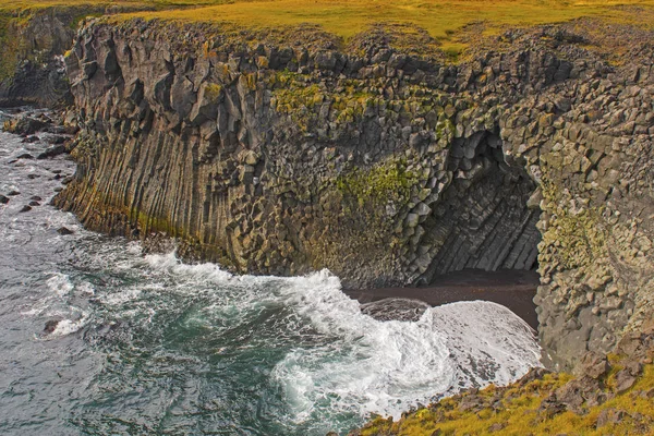 Θαλάσσια Σπηλιά Δύσβατη Ακτογραμμή Κοντά Στο Χέλναρ Της Ισλανδίας — Φωτογραφία Αρχείου