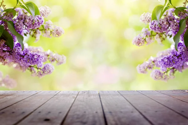 Lilac Λουλούδια Στον Κήπο Πάνω Από Ξύλινο Κατάστρωμα Φόντο — Φωτογραφία Αρχείου