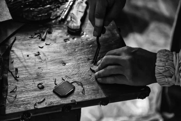 Πρόσωπο Που Εργάζεται Δέρμα Παραδοσιακό Τρόπο Χειροτεχνική Εργασία Λεπτομέρεια — Φωτογραφία Αρχείου