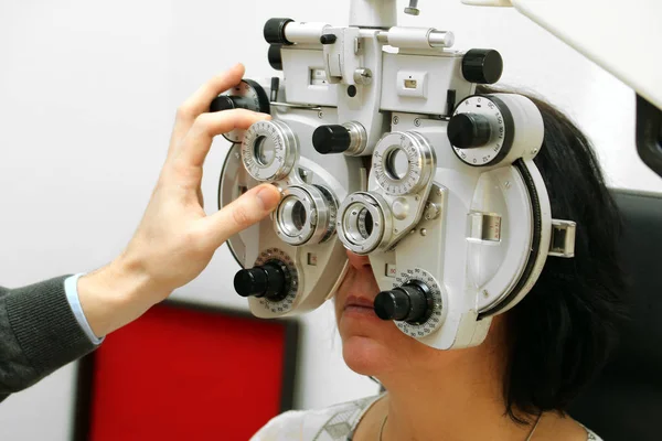Kvinna Ögonläkare — Stockfoto