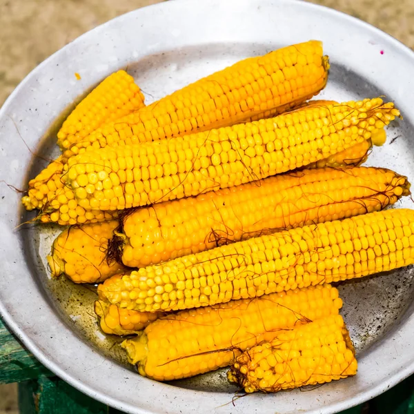 Milho Fervido Uma Bandeja Alumínio Milho Jovem Cozido Amarelo Comida — Fotografia de Stock